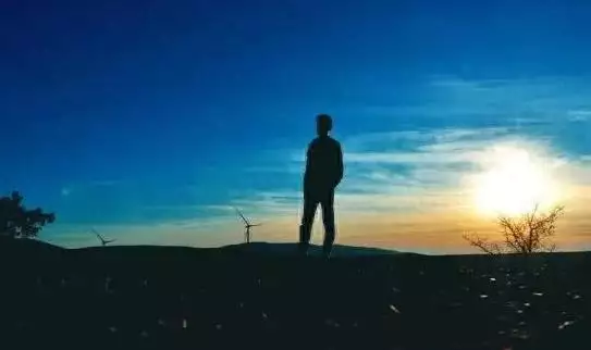 一个中年人透露：大器晚成的人都有这俩特点