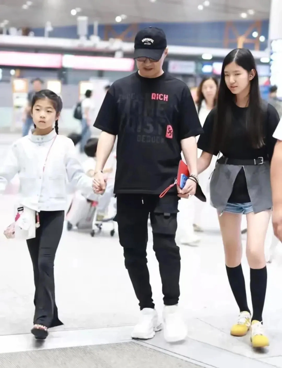 汪峰带四个娃现身机场，13岁二女儿罕见地露面，小苹果野性又高冷