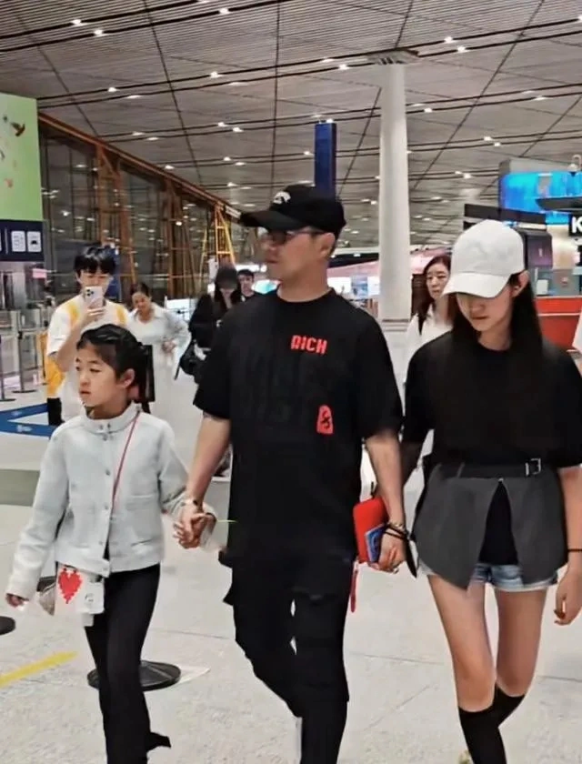 汪峰带四个娃现身机场，13岁二女儿罕见地露面，小苹果野性又高冷