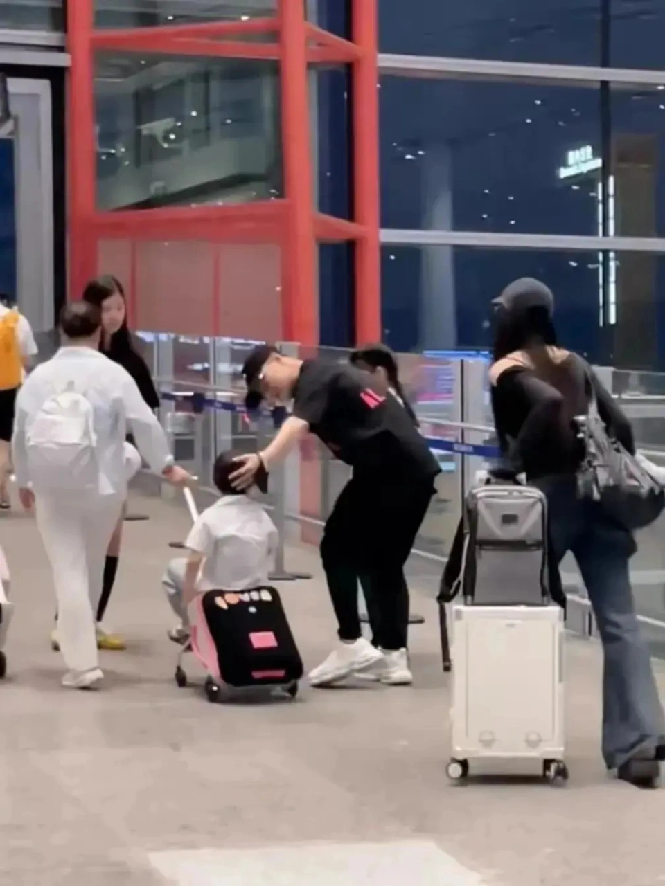 汪峰带四个娃现身机场，13岁二女儿罕见地露面，小苹果野性又高冷