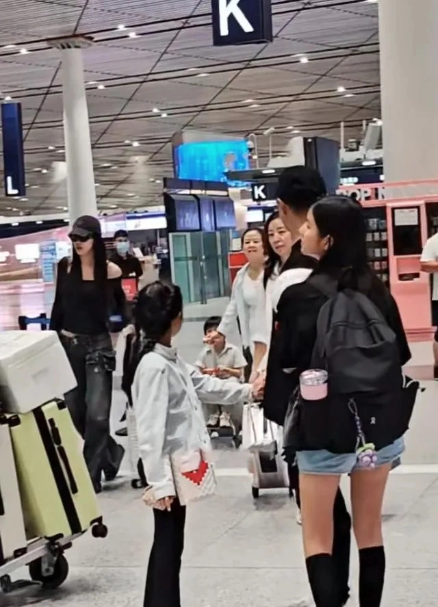 汪峰带四个娃现身机场，13岁二女儿罕见地露面，小苹果野性又高冷