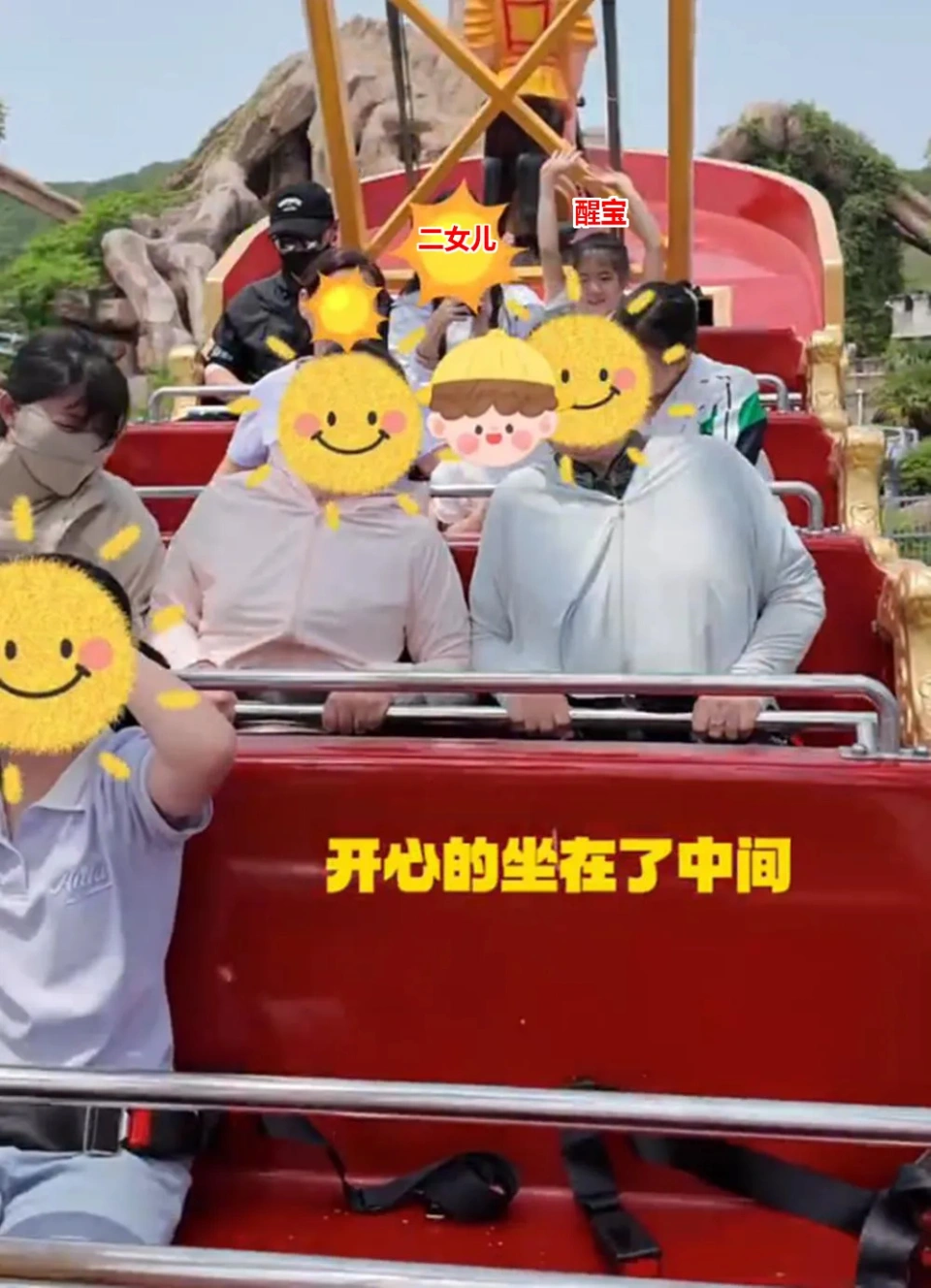 汪峰带四个娃现身机场，13岁二女儿罕见地露面，小苹果野性又高冷