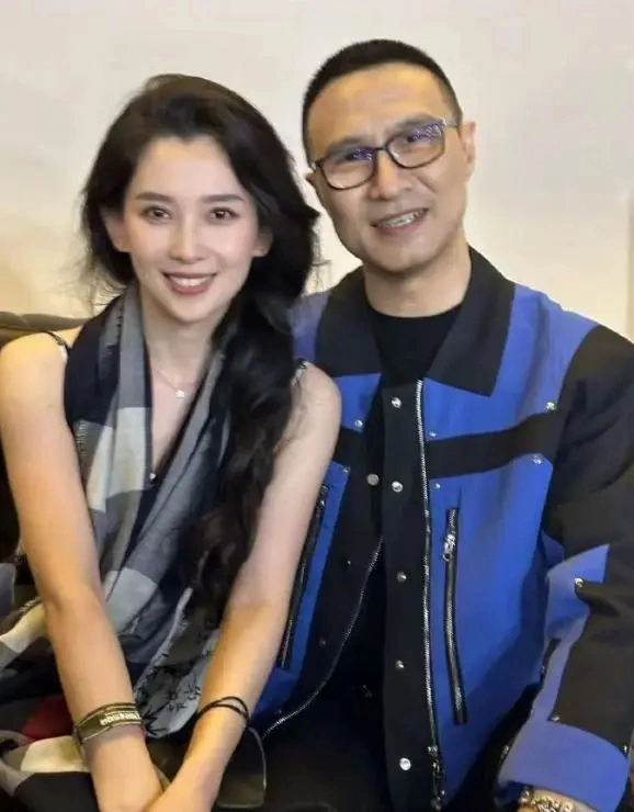 汪峰带四个娃现身机场，13岁二女儿罕见地露面，小苹果野性又高冷