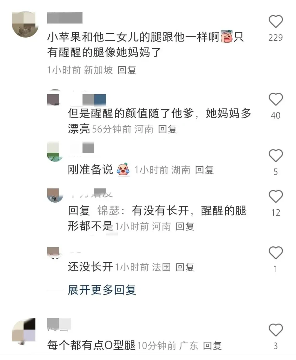 汪峰带四个娃现身机场，13岁二女儿罕见地露面，小苹果野性又高冷