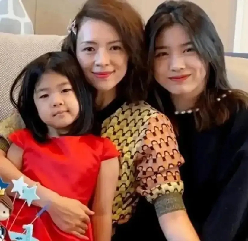 汪峰带四个娃现身机场，13岁二女儿罕见地露面，小苹果野性又高冷