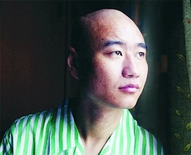 “深圳玫瑰”邢丹葬礼：与老公丛飞合葬，五岁女儿痛哭，千人送别