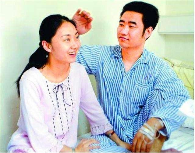 “深圳玫瑰”邢丹葬礼：与老公丛飞合葬，五岁女儿痛哭，千人送别