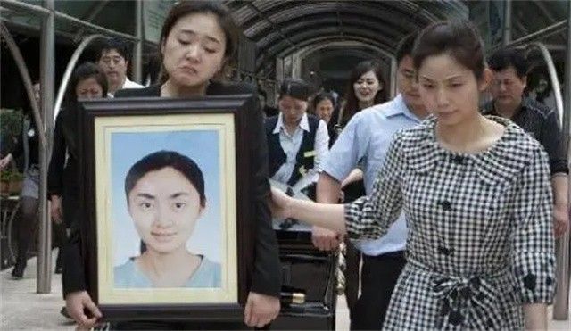 “深圳玫瑰”邢丹葬礼：与老公丛飞合葬，五岁女儿痛哭，千人送别