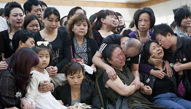 “深圳玫瑰”邢丹葬礼：与老公丛飞合葬，五岁女儿痛哭，千人送别