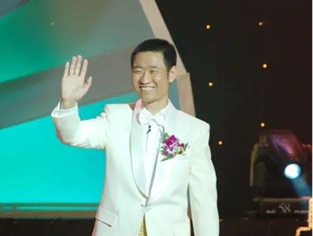 “深圳玫瑰”邢丹葬礼：与老公丛飞合葬，五岁女儿痛哭，千人送别