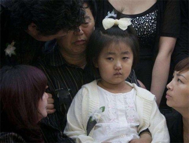 “深圳玫瑰”邢丹葬礼：与老公丛飞合葬，五岁女儿痛哭，千人送别