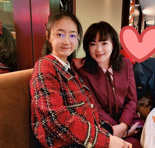 “深圳玫瑰”邢丹葬礼：与老公丛飞合葬，五岁女儿痛哭，千人送别