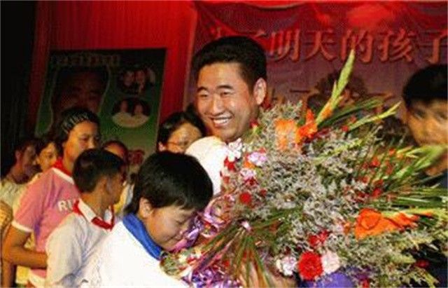 “深圳玫瑰”邢丹葬礼：与老公丛飞合葬，五岁女儿痛哭，千人送别