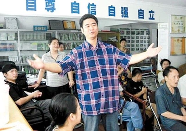 “深圳玫瑰”邢丹葬礼：与老公丛飞合葬，五岁女儿痛哭，千人送别