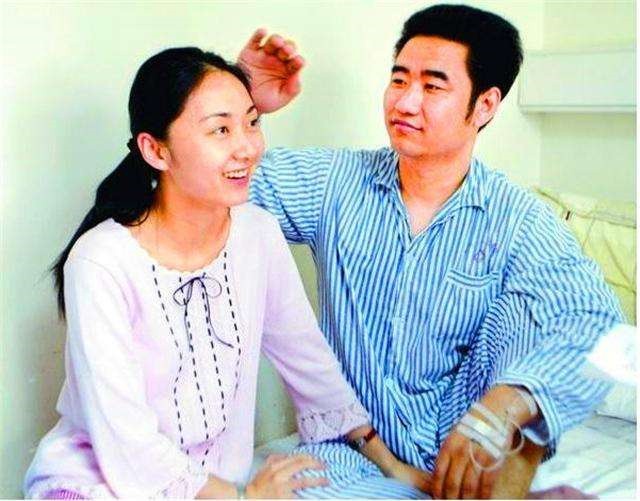 “深圳玫瑰”邢丹葬礼:与老公丛飞合葬,五岁女儿痛哭,千人送别