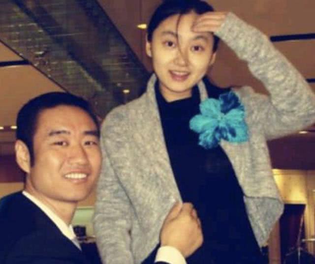 “深圳玫瑰”邢丹葬礼:与老公丛飞合葬,五岁女儿痛哭,千人送别