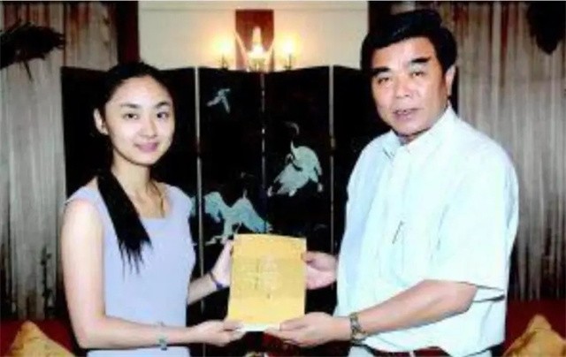 “深圳玫瑰”邢丹葬礼:与老公丛飞合葬,五岁女儿痛哭,千人送别