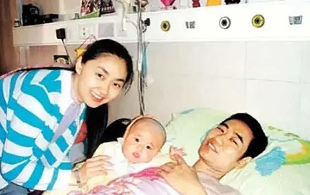 “深圳玫瑰”邢丹葬礼:与老公丛飞合葬,五岁女儿痛哭,千人送别