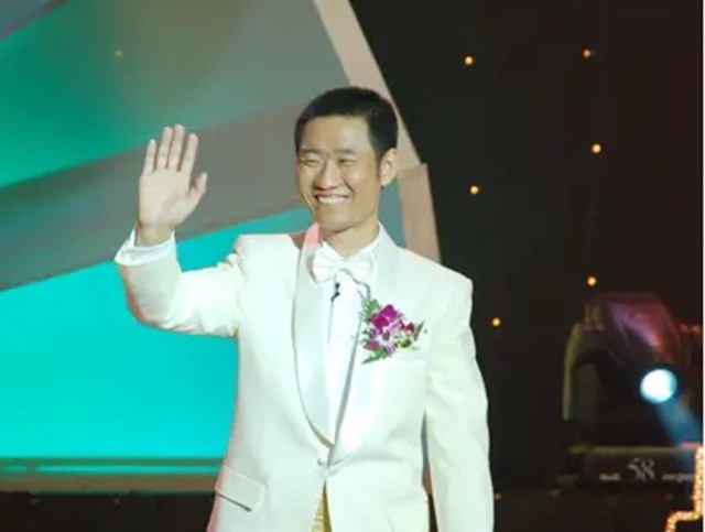 “深圳玫瑰”邢丹葬礼:与老公丛飞合葬,五岁女儿痛哭,千人送别