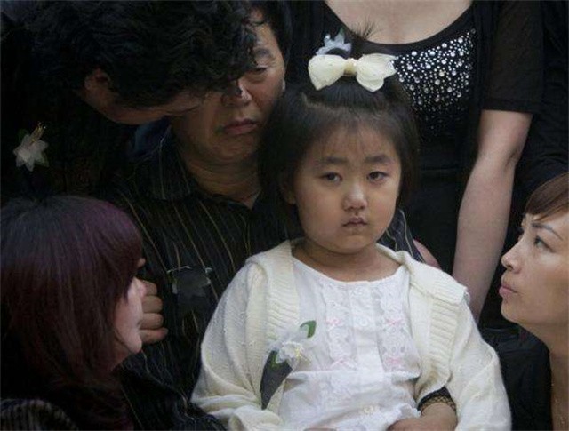 “深圳玫瑰”邢丹葬礼:与老公丛飞合葬,五岁女儿痛哭,千人送别