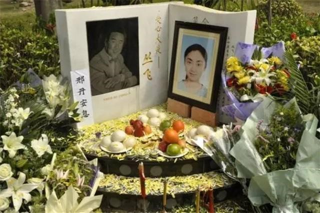 “深圳玫瑰”邢丹葬礼:与老公丛飞合葬,五岁女儿痛哭,千人送别