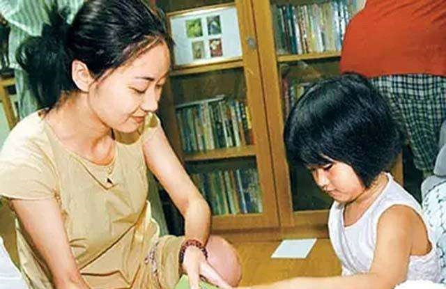 “深圳玫瑰”邢丹葬礼:与老公丛飞合葬,五岁女儿痛哭,千人送别