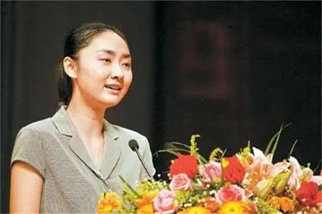 “深圳玫瑰”邢丹葬礼:与老公丛飞合葬,五岁女儿痛哭,千人送别