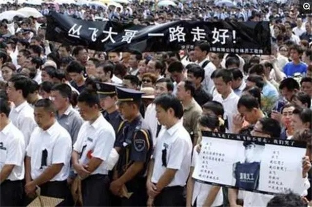 “深圳玫瑰”邢丹葬礼:与老公丛飞合葬,五岁女儿痛哭,千人送别