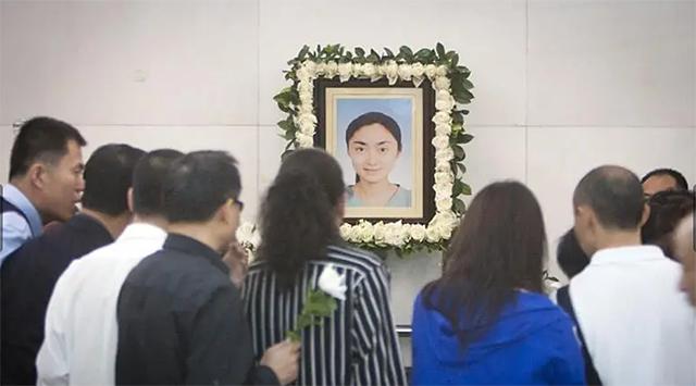 “深圳玫瑰”邢丹葬礼:与老公丛飞合葬,五岁女儿痛哭,千人送别