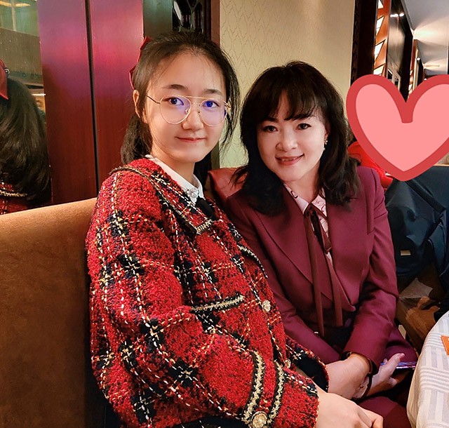 “深圳玫瑰”邢丹葬礼:与老公丛飞合葬,五岁女儿痛哭,千人送别