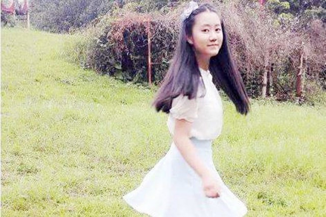 “深圳玫瑰”邢丹葬礼:与老公丛飞合葬,五岁女儿痛哭,千人送别