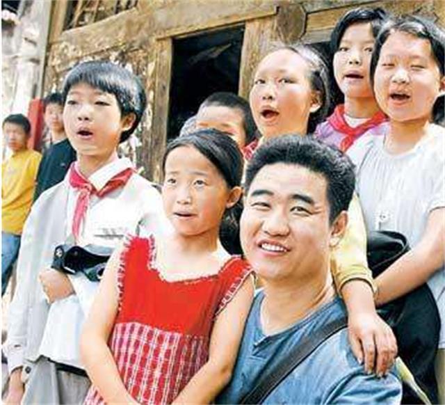 “深圳玫瑰”邢丹葬礼:与老公丛飞合葬,五岁女儿痛哭,千人送别