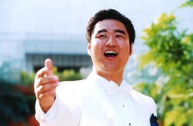 “深圳玫瑰”邢丹葬礼:与老公丛飞合葬,五岁女儿痛哭,千人送别