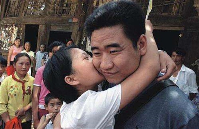 “深圳玫瑰”邢丹葬礼:与老公丛飞合葬,五岁女儿痛哭,千人送别