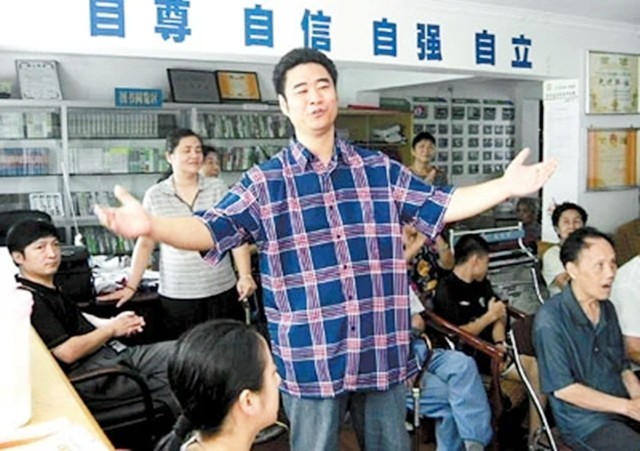 “深圳玫瑰”邢丹葬礼:与老公丛飞合葬,五岁女儿痛哭,千人送别