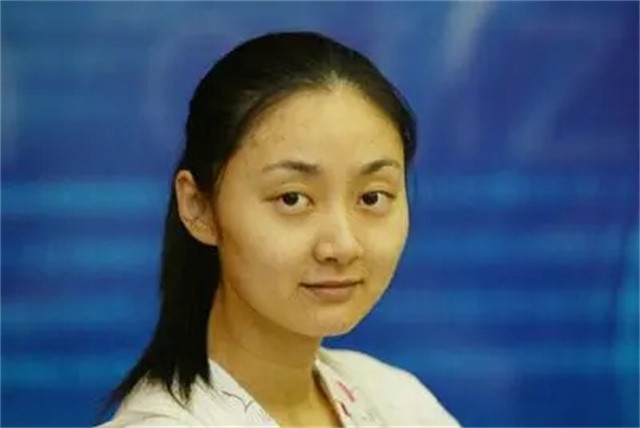 “深圳玫瑰”邢丹葬礼:与老公丛飞合葬,五岁女儿痛哭,千人送别