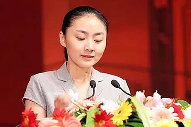 “深圳玫瑰”邢丹葬礼:与老公丛飞合葬,五岁女儿痛哭,千人送别