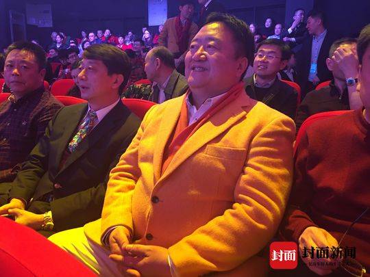 “春晚钉子户”坐观众席19年 今年因腿抽筋中途离场