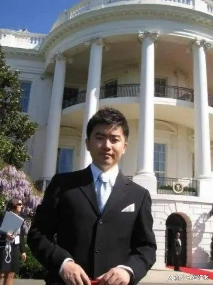 回顾央视名嘴芮成钢:因贪污受贿入狱6年,出狱后年薪300万引争议