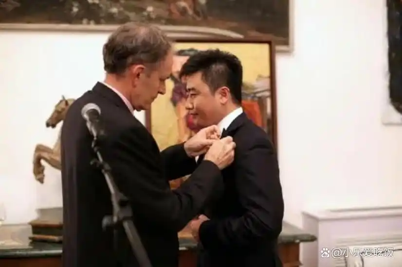 回顾央视名嘴芮成钢:因贪污受贿入狱6年,出狱后年薪300万引争议