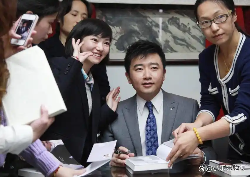 回顾央视名嘴芮成钢:因贪污受贿入狱6年,出狱后年薪300万引争议