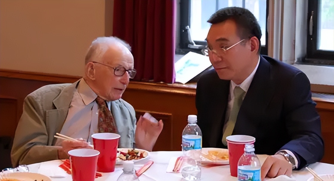 1979年台军连长游泳回大陆，后成中国顶级智囊，父亲去世隔空祭拜