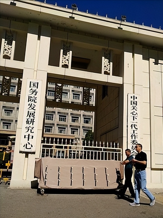 1979年台军连长游泳回大陆，后成中国顶级智囊，父亲去世隔空祭拜