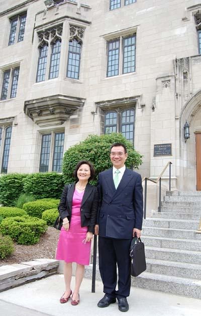 1979年台军连长游泳回大陆，后成中国顶级智囊，父亲去世隔空祭拜