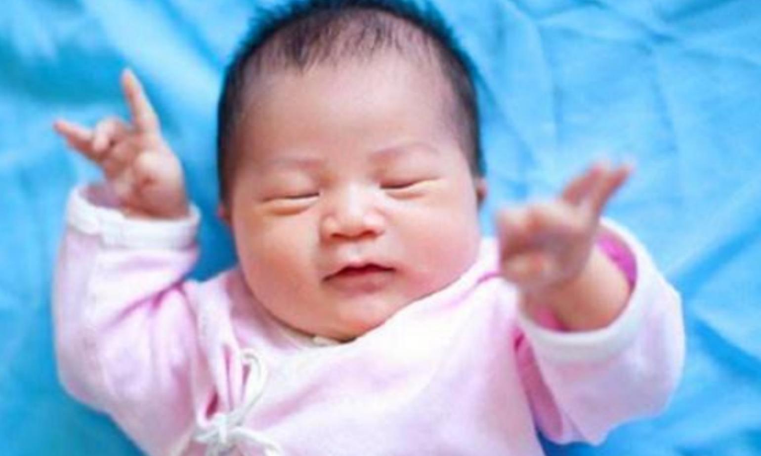 宝宝姓吴，护士手误将名字打错，宝妈看后不怒反笑：不改了