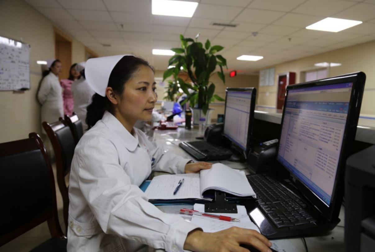 宝宝姓吴，护士手误将名字打错，宝妈看后不怒反笑：不改了