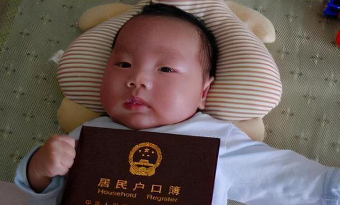 宝宝姓吴，护士手误将名字打错，宝妈看后不怒反笑：不改了