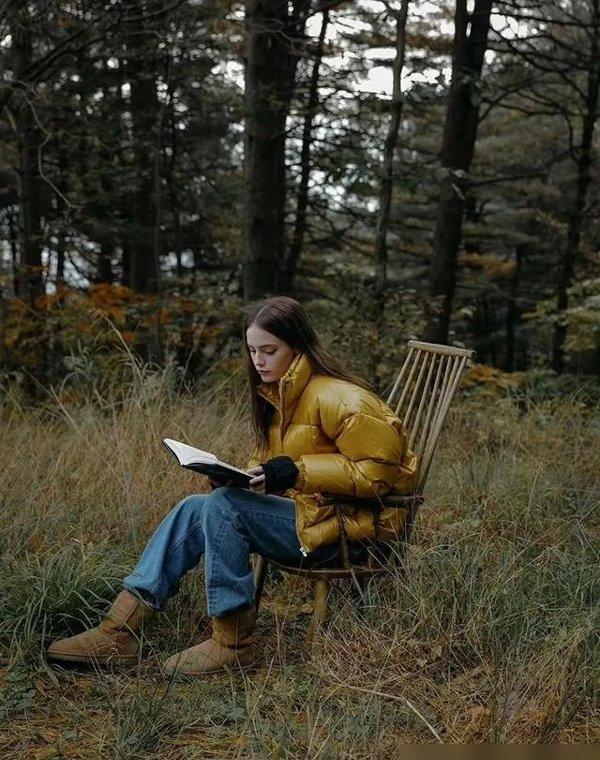 “牛仔裤+雪地靴”今年冬天太火了，谁穿都美