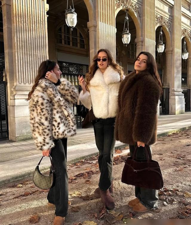 “牛仔裤+雪地靴”今年冬天太火了，谁穿都美