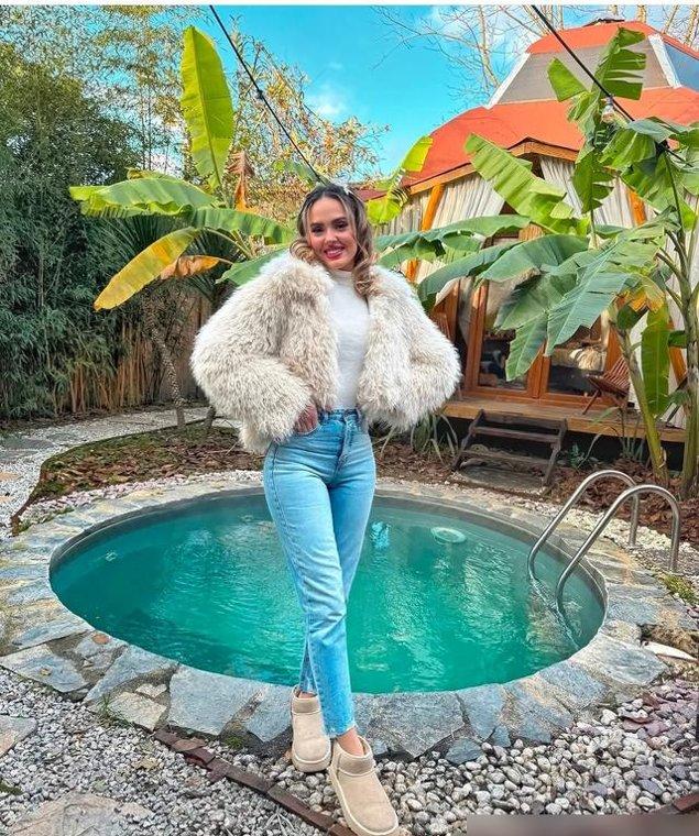 “牛仔裤+雪地靴”今年冬天太火了，谁穿都美